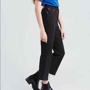 Levis Ribcage Crop Flare in on the rocks (black)